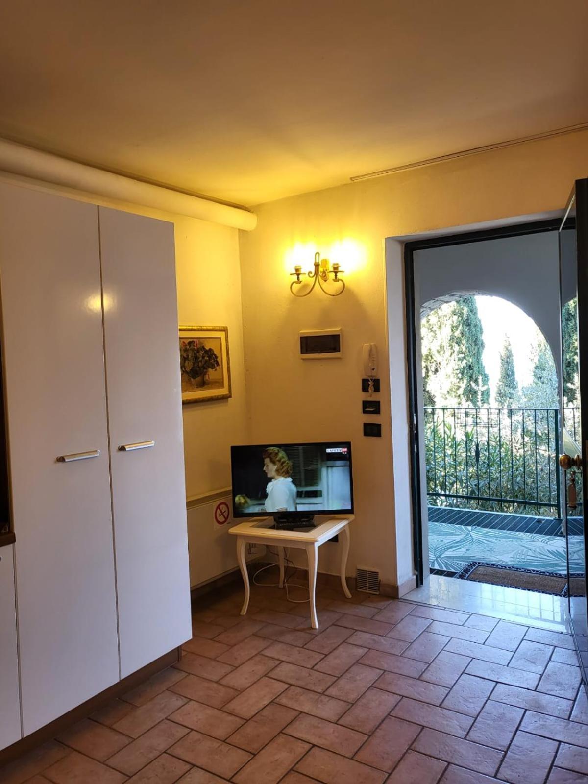 Wonderful Lake View Apartments With Pool With Breakfast Gardasee Torri Del Benaco Dış mekan fotoğraf
