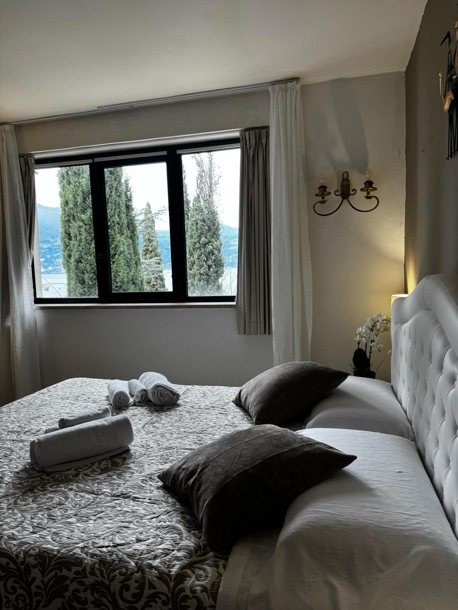 Wonderful Lake View Apartments With Pool With Breakfast Gardasee Torri Del Benaco Dış mekan fotoğraf