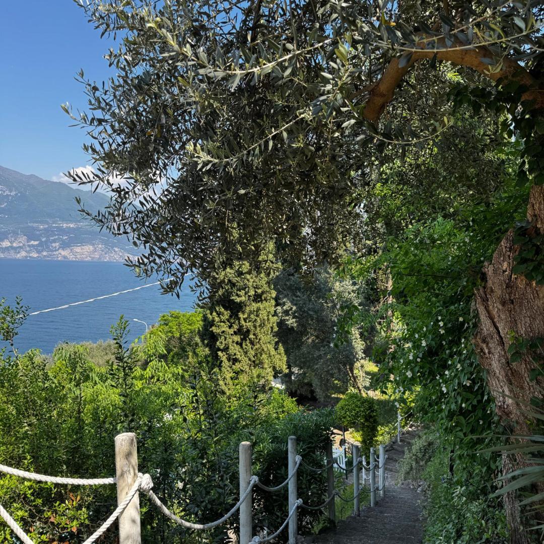 Wonderful Lake View Apartments With Pool With Breakfast Gardasee Torri Del Benaco Dış mekan fotoğraf